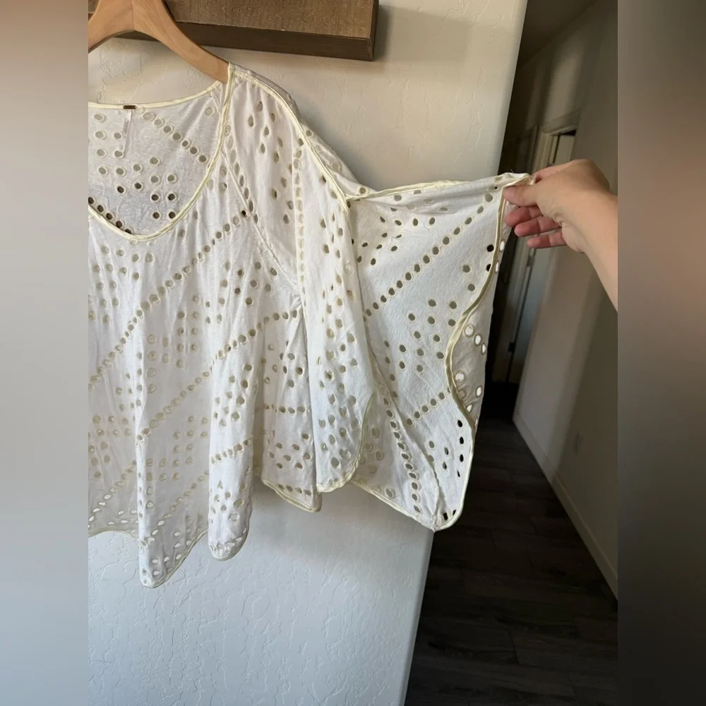 Free People|Boho blouse “Dot to dot eyelet top with split bell sleeves•Oversized